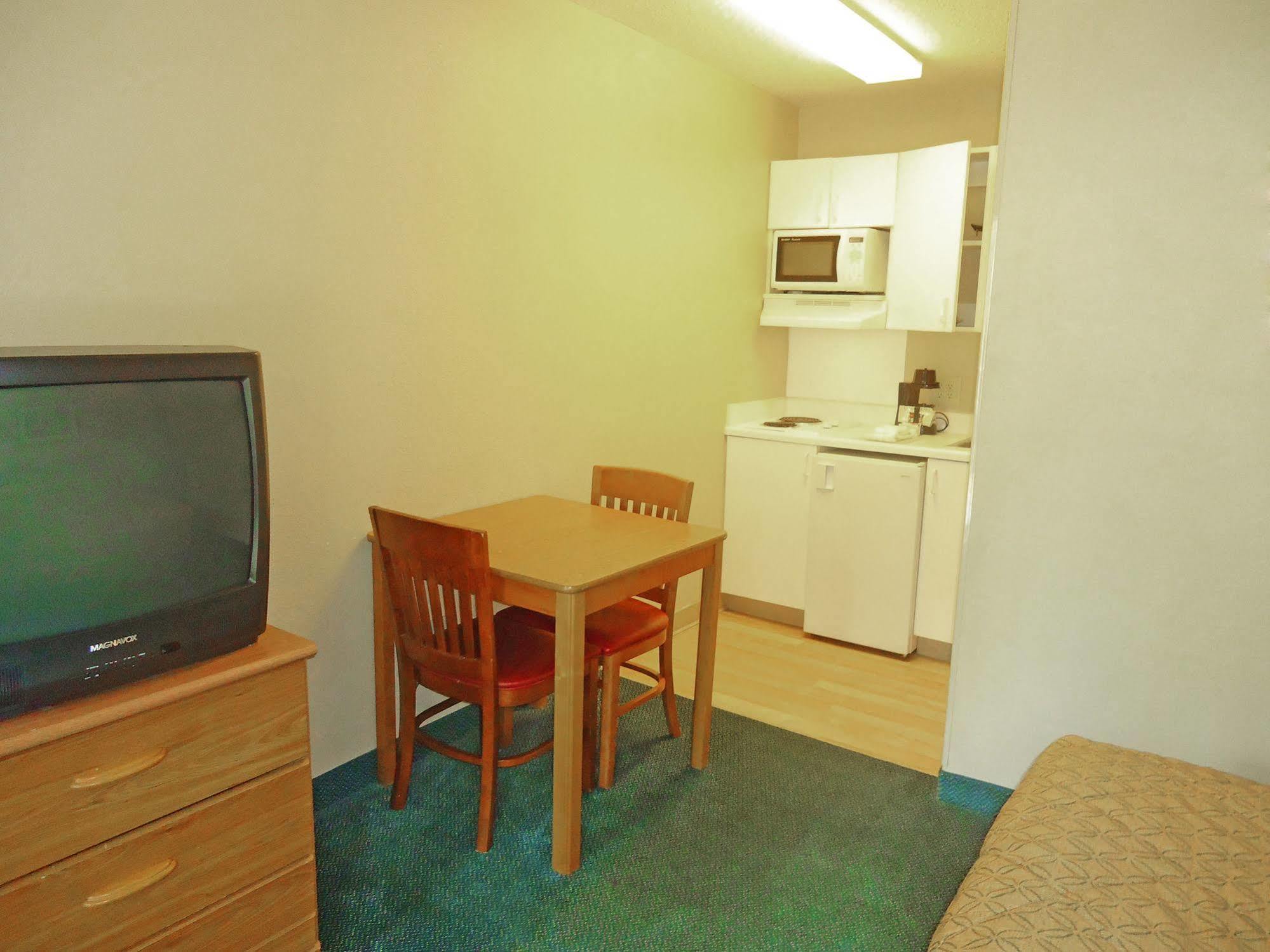 Hometowne Studios By Red Roof Winston-Salem - University Pkwy Ngoại thất bức ảnh